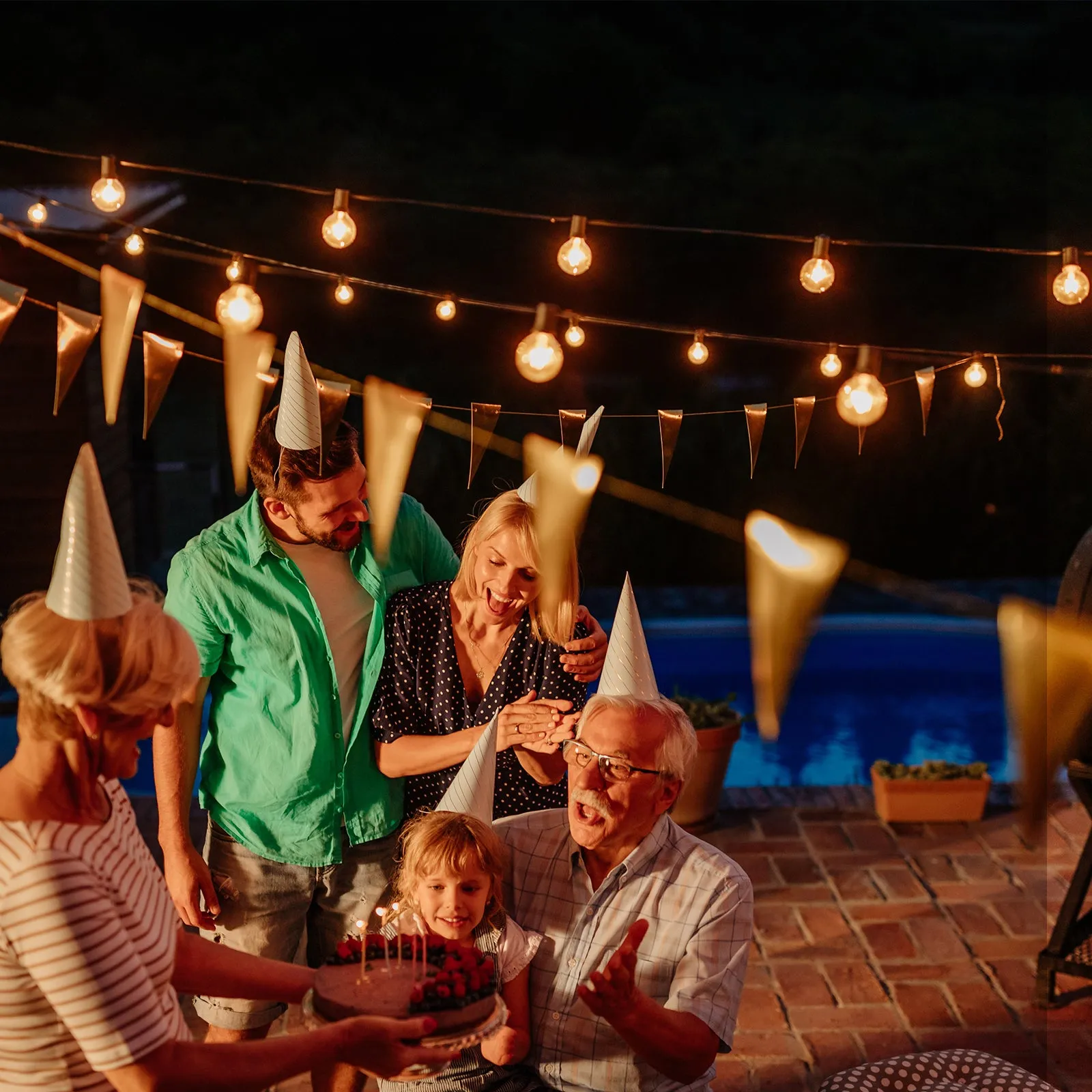 COOS BAY Solar Powered String Lights 50 Feet G40 with 25 Shatterproof Bulbs (2 Spare), 2700K