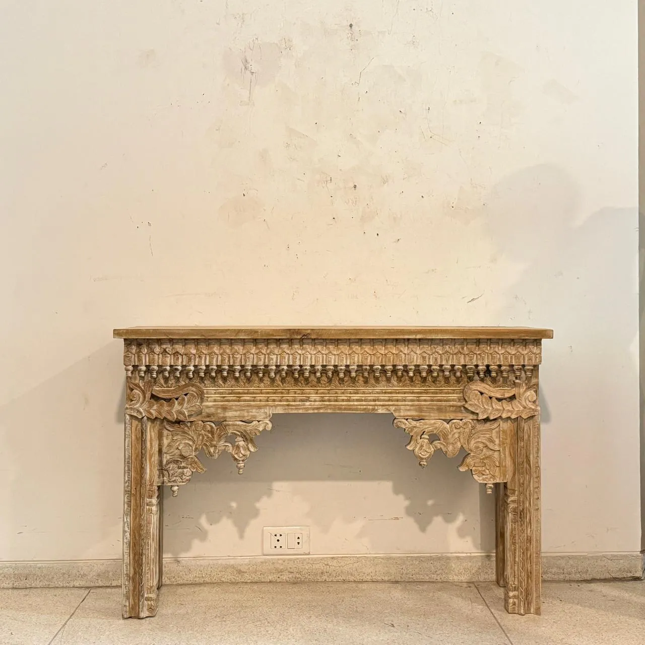 Sehr 3 : Cream Coloured Carved Wooden Console/ Sideboard