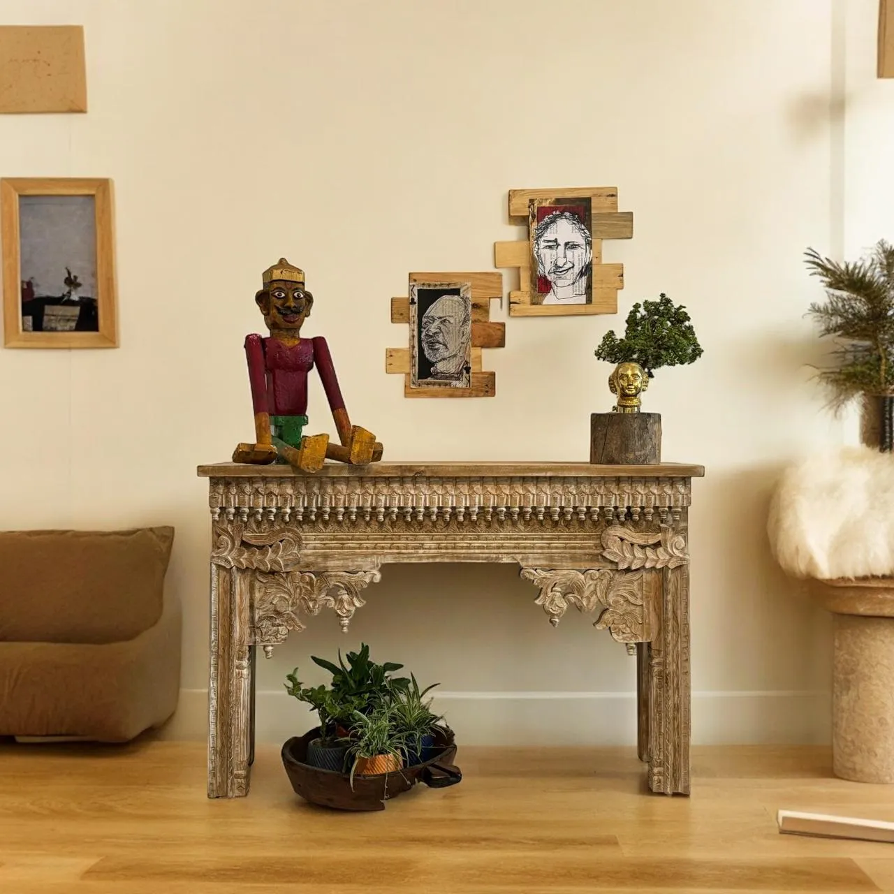 Sehr 3 : Cream Coloured Carved Wooden Console/ Sideboard